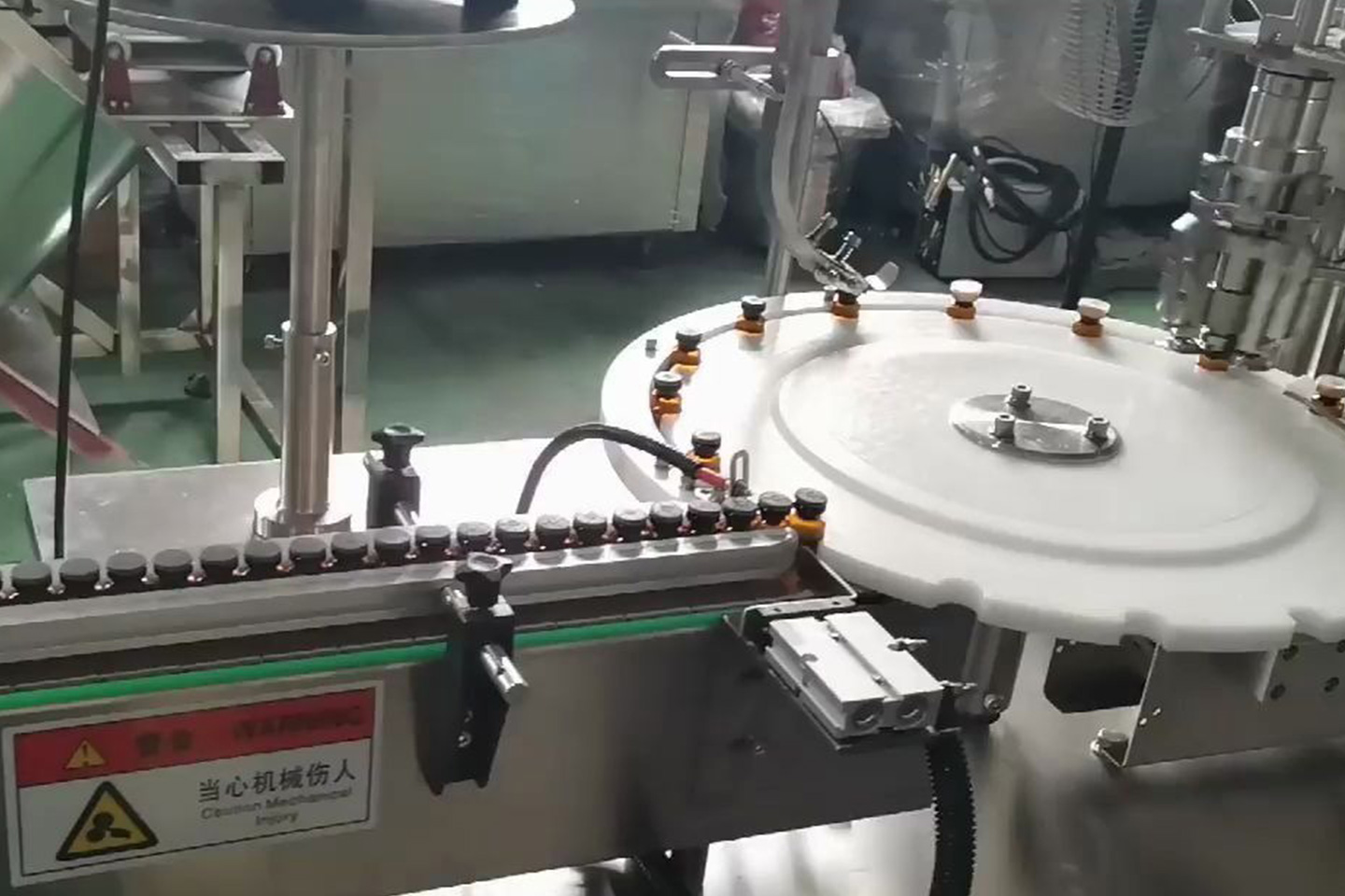 What are the characteristics of high-speed knife type capping machine